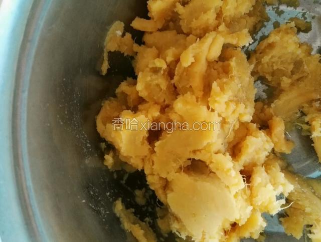 红薯切块蒸熟后压成泥备用