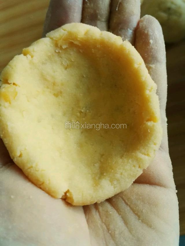 拿一个面团整理成窝状