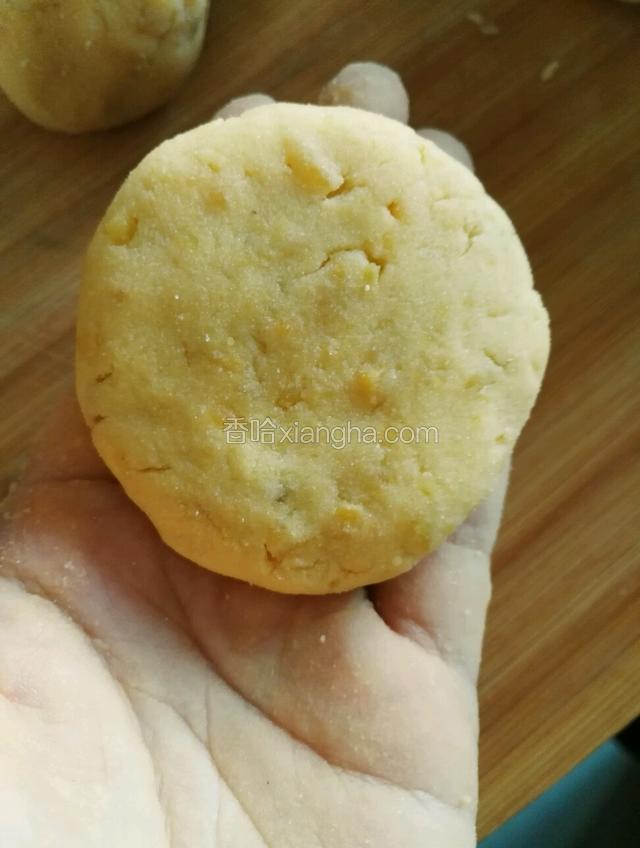 轻轻压扁