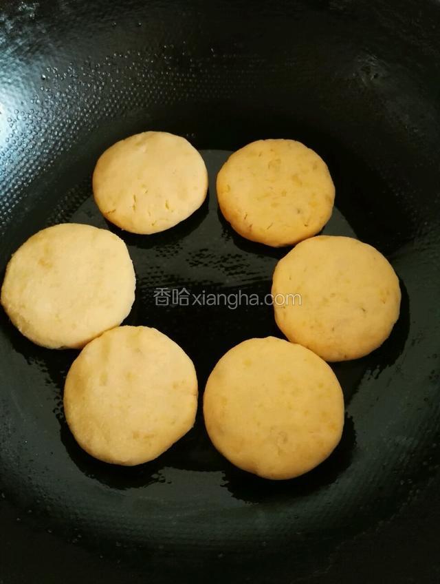 平底锅小火烧热，放入小饼