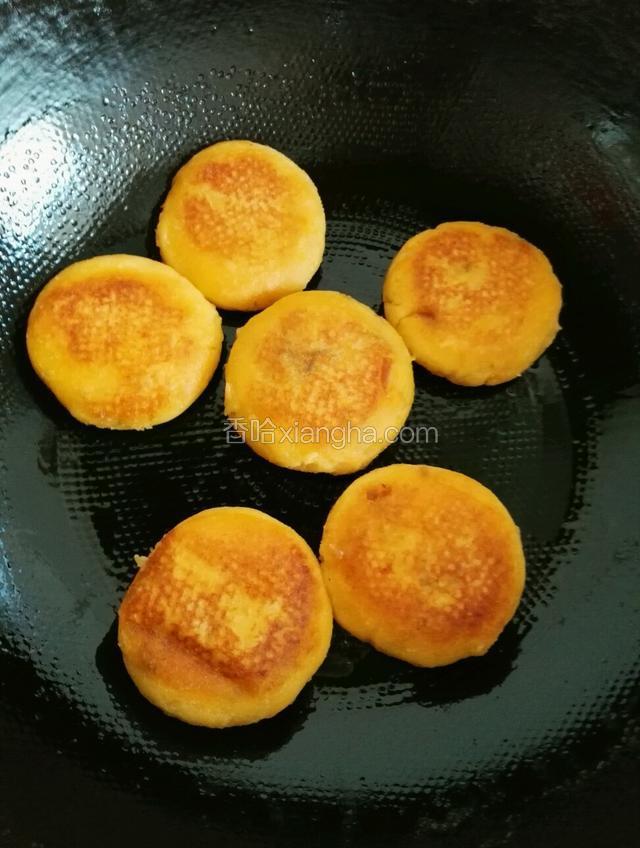 两面煎制金黄（期间不停翻面）