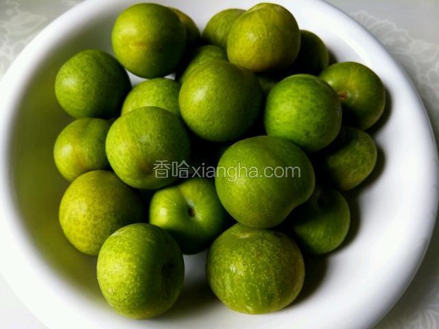 李子，洗干净，控干水