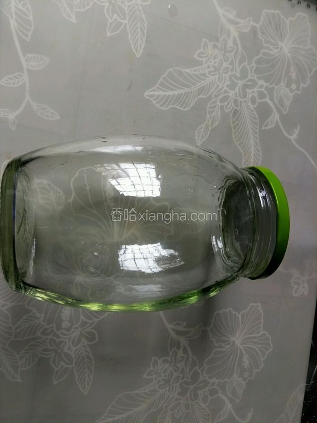 900ML玻璃瓶一个，无水，无油。用白酒涮一下，倒掉消毒