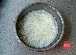 鸡蛋炒粉条的做法图解1