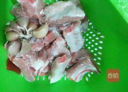 蒜香排骨的做法图解1