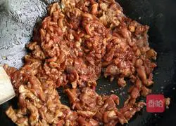 Illustration of how to make shredded pork in Beijing sauce 3