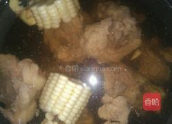 海带玉米排骨汤的做法图解3