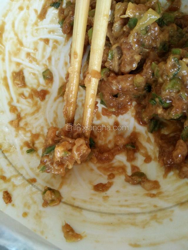 干淀粉加的多少来决定，肉丸是否能成形