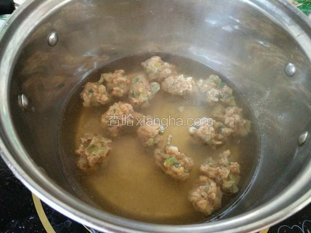 看肉丸变颜色后转中火，煮熟，出锅前调入胡椒粉。