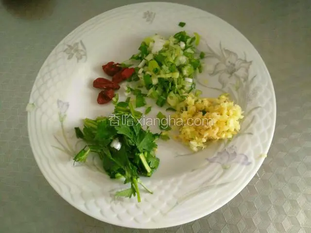 备好葱，姜，香菜，枸杞。