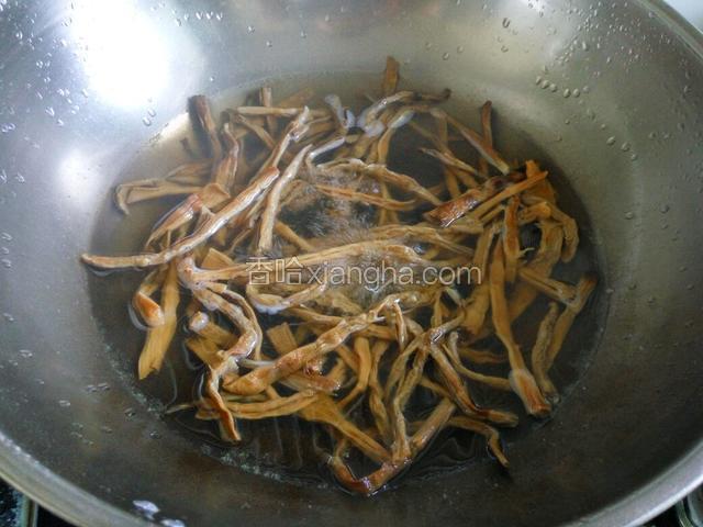 干笋提前一天用热水泡发