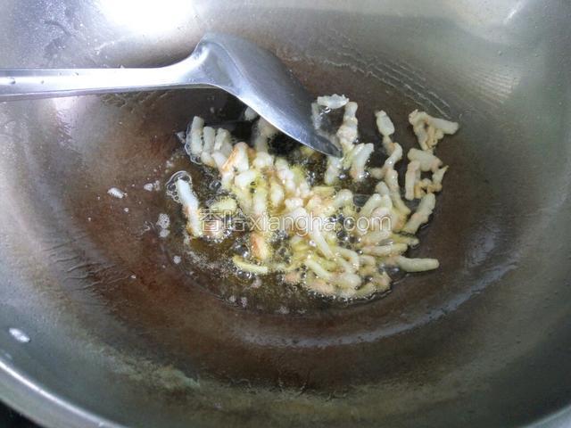 热锅凉油下入肥肉爆炒出油