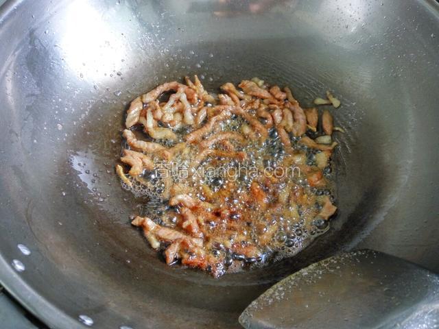下入姜丝，瘦肉淋几滴老抽翻炒片刻