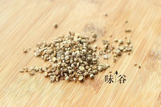 胡椒压碎备用。