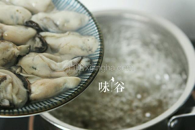 放入生蚝，再煮2分钟，放盐调味即可。