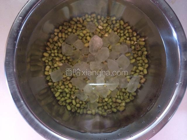 绿豆捞出沥干加入水和冰糖，放高压锅大火压20分钟