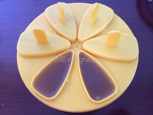 倒入绿豆水，盖上带有冰棒棍的盖子