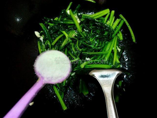 放盐、鸡精、炒匀即可