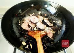 鲶鱼炖茄子的做法图解3