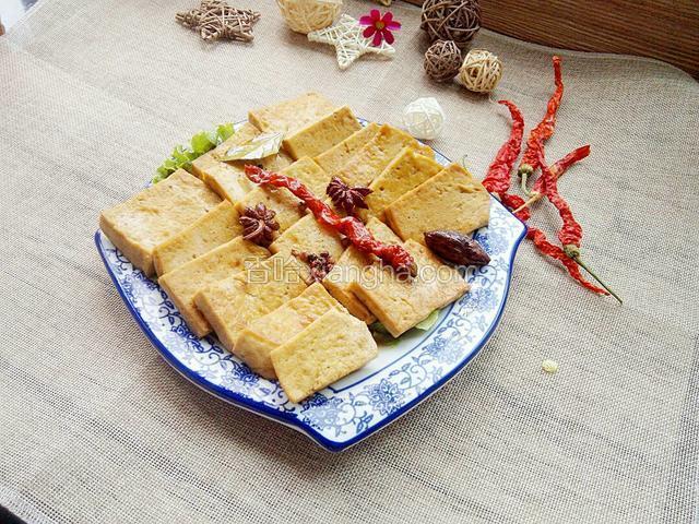 中火慢炖15-20分钟。关火让豆腐在锅中泡一会，盛出