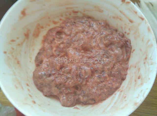 加适量盐、味精、味极鲜、料酒、姜末、胡椒粉抓匀。