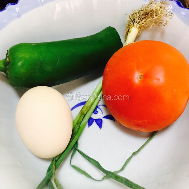 食材有西红柿，鸡蛋，青椒，葱