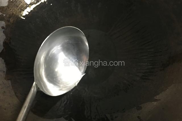 油锅热油，倒入适量食用油；