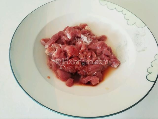 牛肉切丁，用料酒，生抽和少许盐腌一下