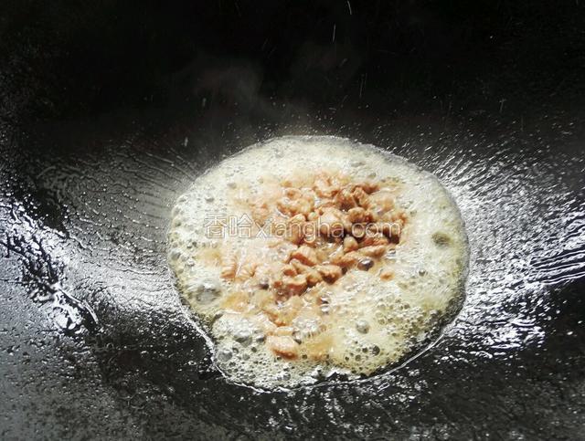 净锅放适量油将腌制好的牛肉下入炒熟