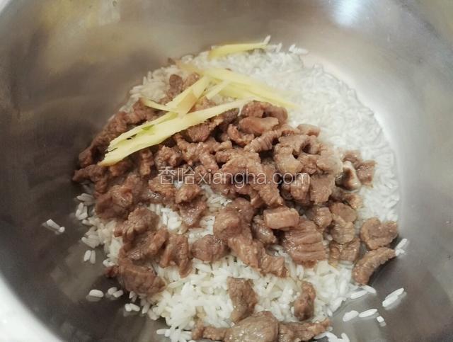 取另一个锅放入洗净的米，姜丝和炒好的牛肉