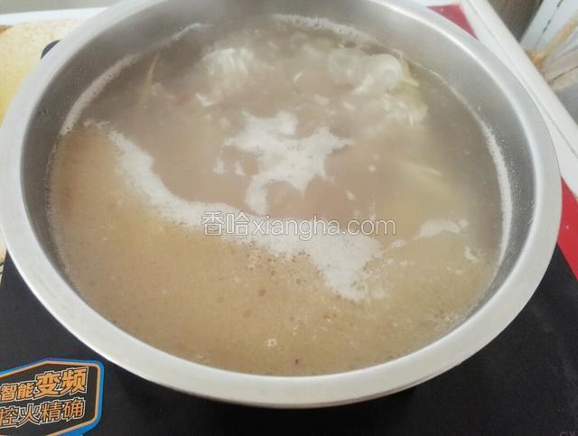 加入适量清水大火煮开，转中小火煮25分钟