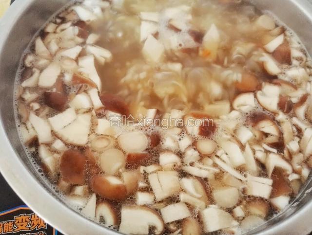 放入香菇和胡萝卜继续煮15分钟
