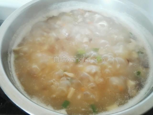 牛肉粥差不多收汁调入适量盐和鸡精撒入葱花即可关火