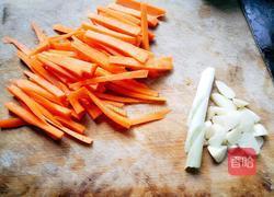 胡萝卜炒怀山粉条的做法图解2