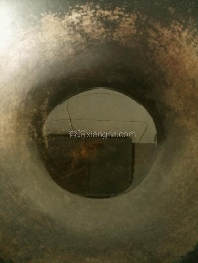 锅烧热后倒入适量油