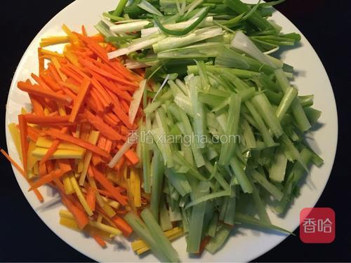 把辅料切丝备用。