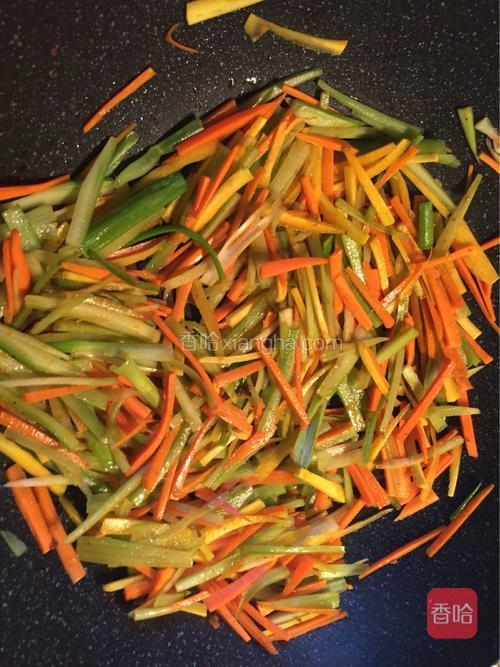 然后再炒胡萝卜和芹菜丝炒至八成熟。