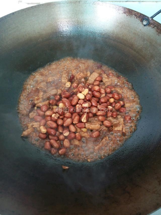 再把花生米倒入翻炒均匀，出锅