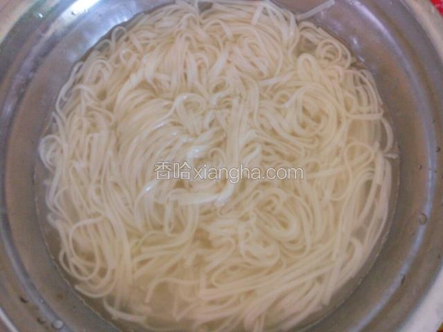 锅中烧开水，放挂面煮熟捞出过凉