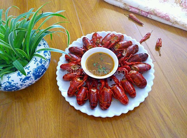 出锅装盘，把剩余的汤汁倒入小碗，用来沾小龙虾肉，味道超级赞