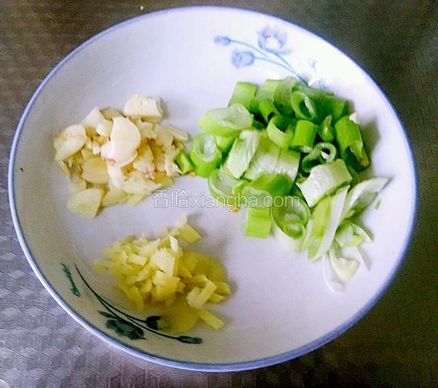 蒜切片，葱姜切末。