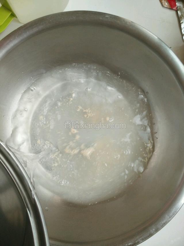 温水把发孝粉融化。