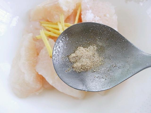 放入白胡椒粉，拌匀，腌制半小时