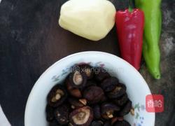 土豆烧香菇的做法图解1