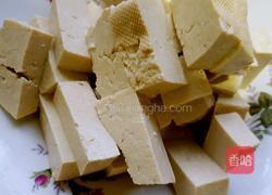 虾酱炒豆腐的做法图解1
