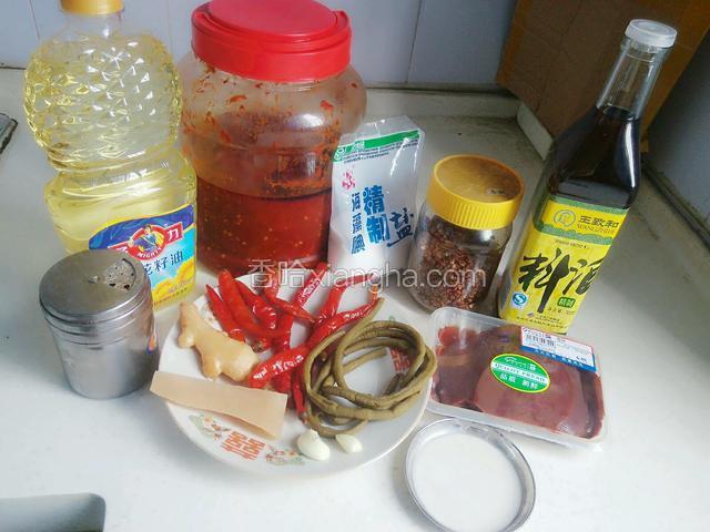 材料全家福：植物油、自制豆瓣酱、花椒、水淀粉、料酒、味精、猪肝、泡菜、蒜（注：最后没有放盐）