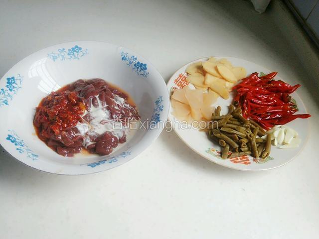 猪肝冲洗干净，稍微控干一点水分，然后切薄片，然后加料酒水淀粉豆瓣酱拌匀腌制十分钟左右。
注：尽量切薄点，不仅能够快速入味，还能减少烹饪时间。