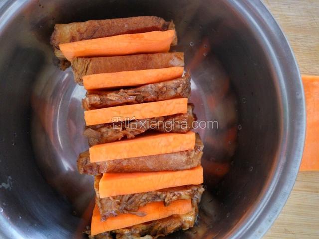 五花肉片腌好以后就一片五花肉，一片胡萝卜这样一片一片的码进小盆子里或者碗里。