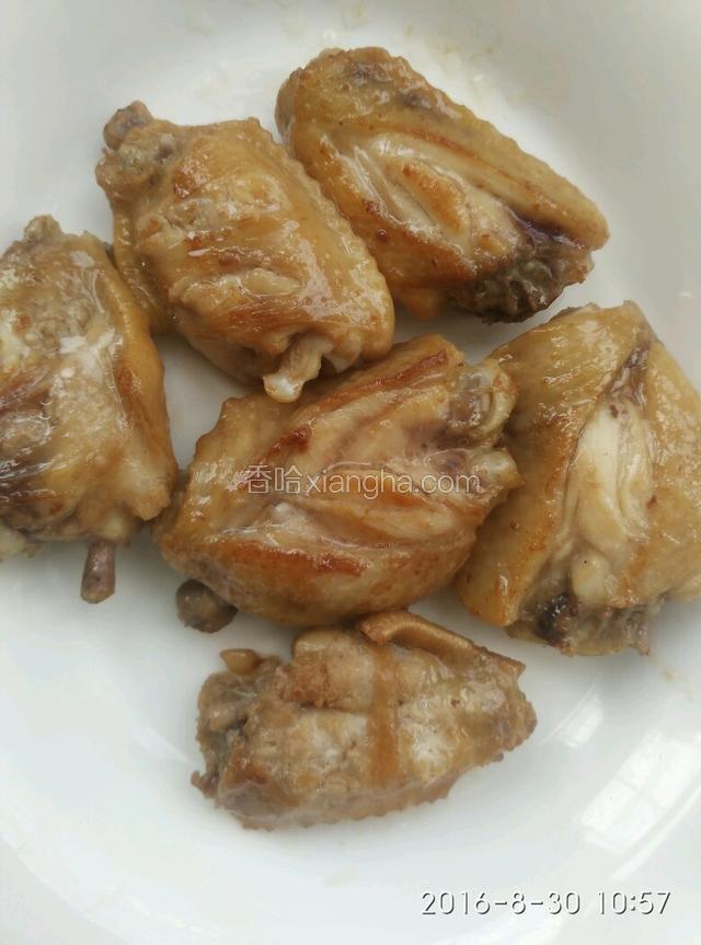 锅里放油，把腌好的鸡翅放进锅里煎成两面焦黄，装盘备用