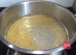 Illustration of how to make tomato and mushroom meat sauce pasta 1